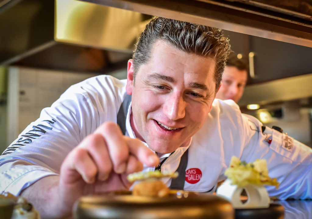Lars van Galen Lansink bereidt een gerecht in de keuken